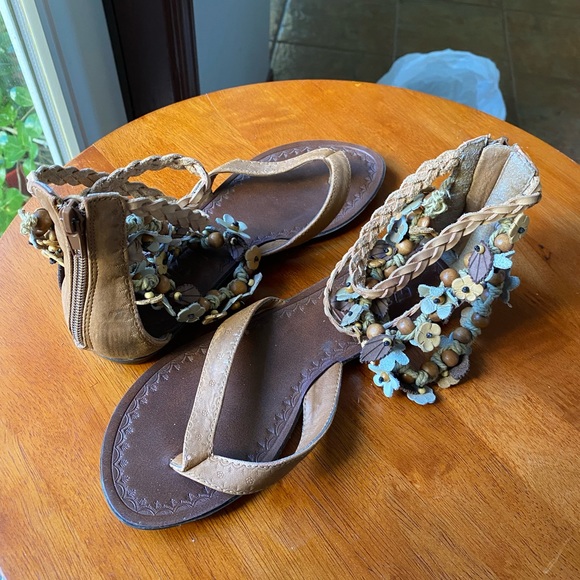 ♥️ CUTE FLAT LEATHER SANDALS ADORNS WITH BRAID LEATHER,FLOWER LEATHER PATTERN. - Picture 6 of 8